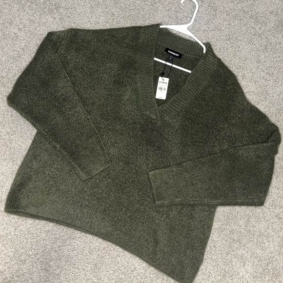 NWT Express Olive Green Semi-Cropped Oversized V-Neck Knit Sweater - Picture 1 of 7